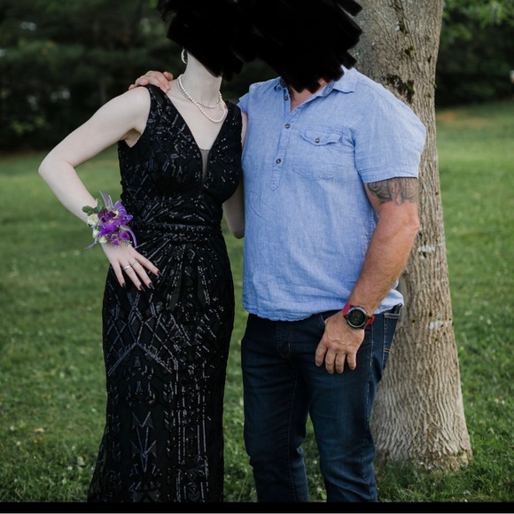 - Black prom dress with sequins and beading - Picture 3 of 4